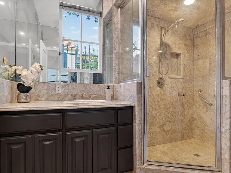 612 N Bedford Dr — Photo 50