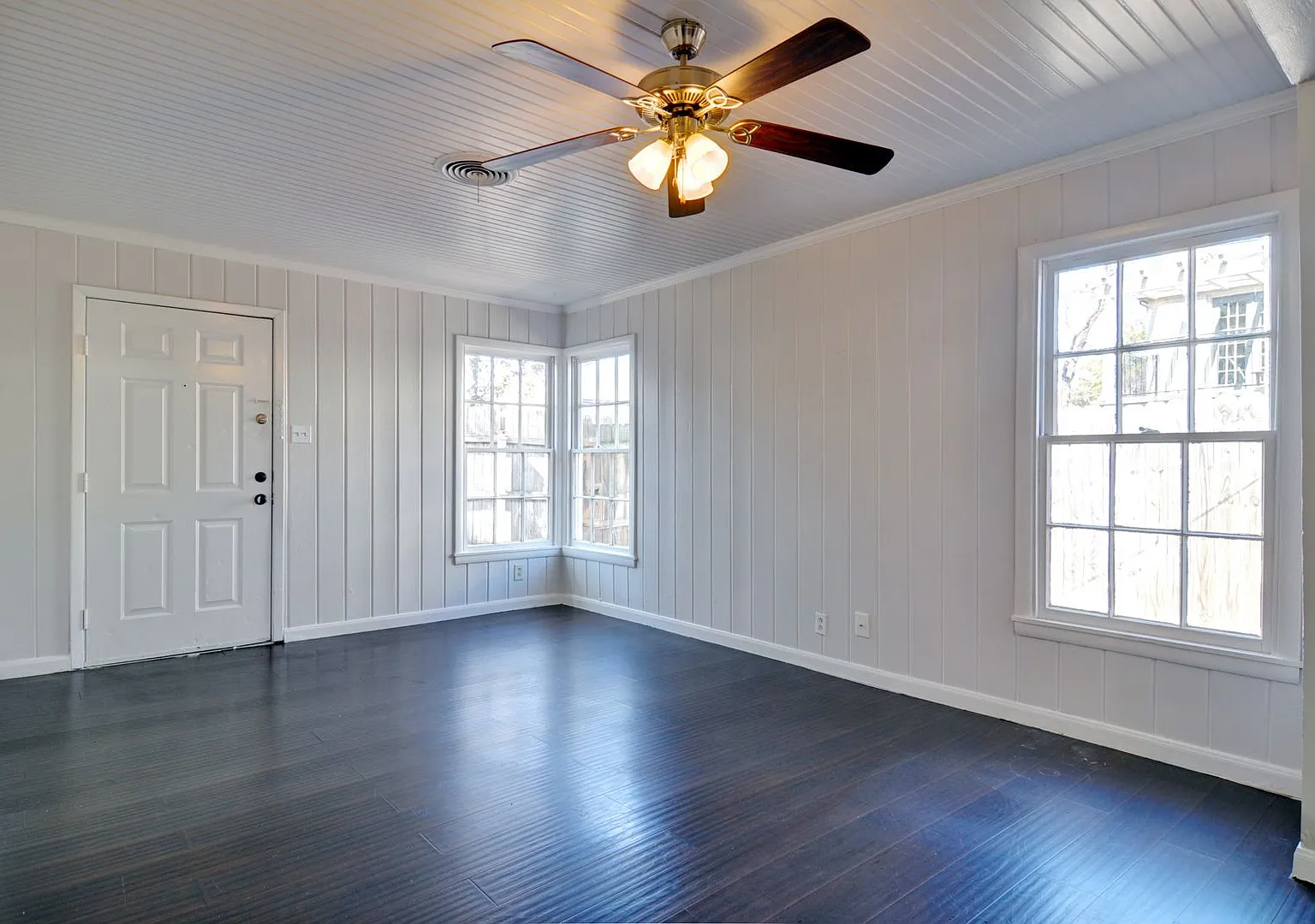 Adorable Backhouse — Photo 2