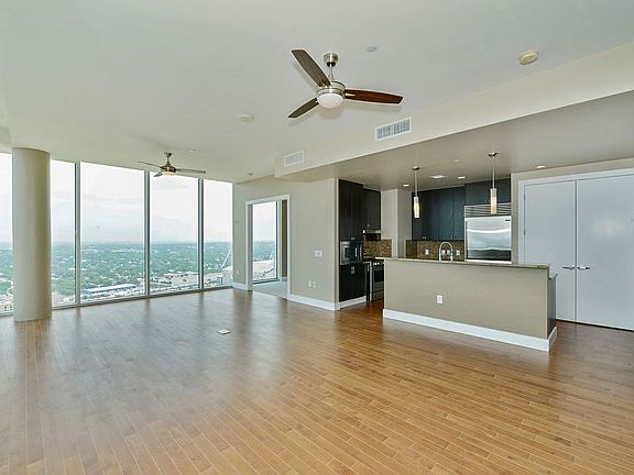 4th image of 600 E Market St