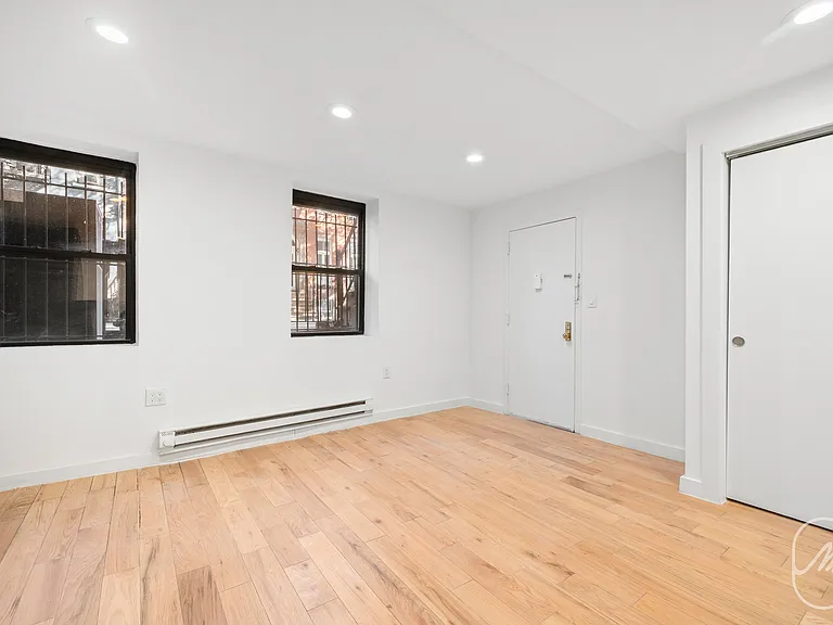348 W 21st St #1F — Photo 3