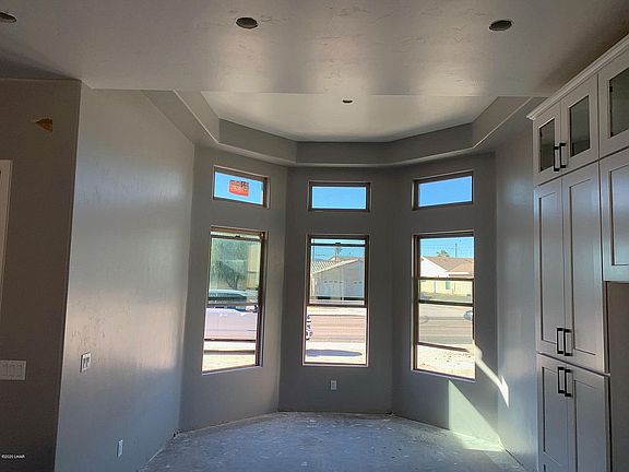 3rd image of 640 Acoma Blvd N