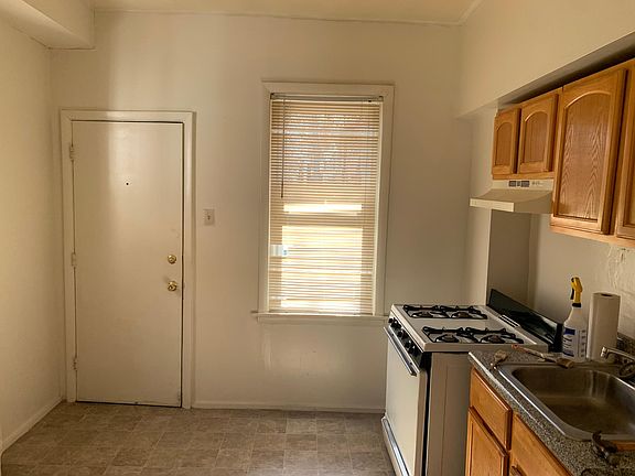 2nd image of 1700 W Courtland St