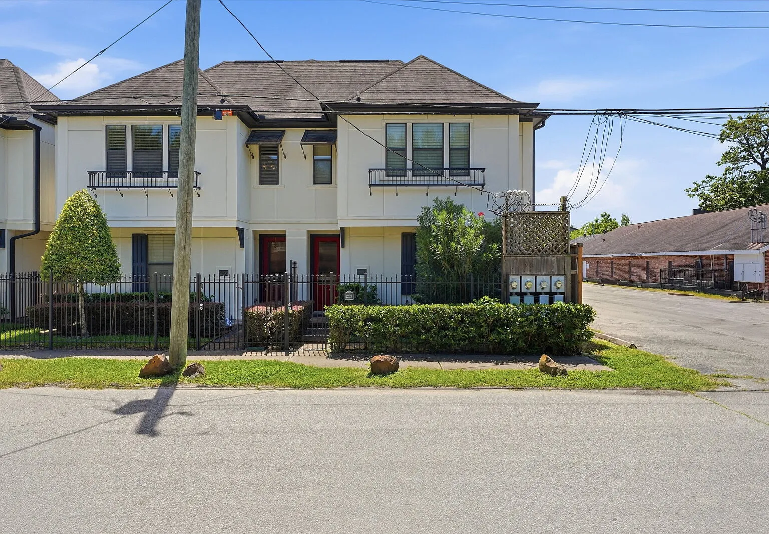 3 bed, 2.5 bath, 1476 sqft, $2,200 — Photo 1