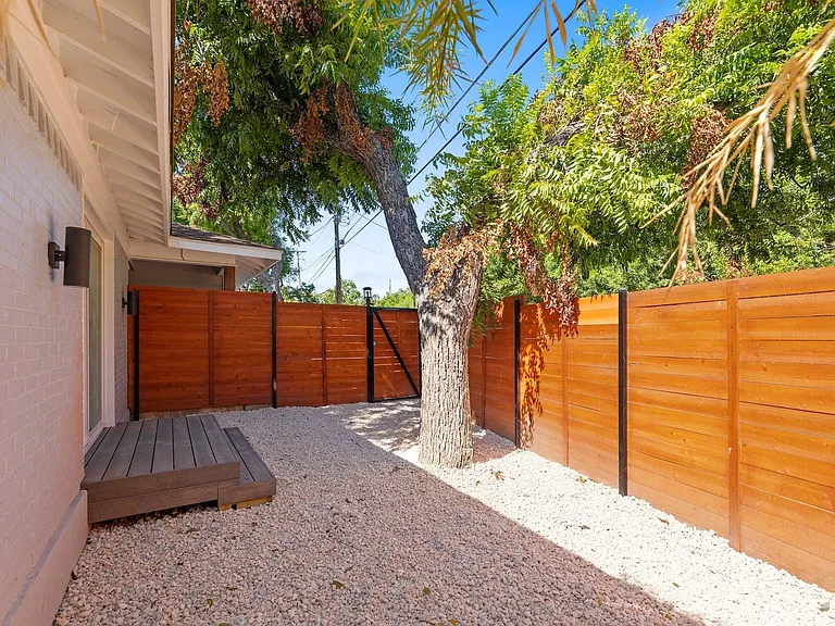 8405 Georgian Dr — Photo 29