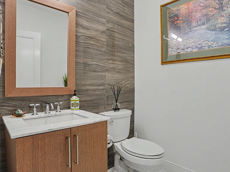 100 Garvies Point Rd #1005 — Photo 20