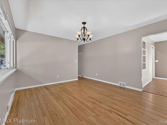 4th image of 618 Chicago Dr