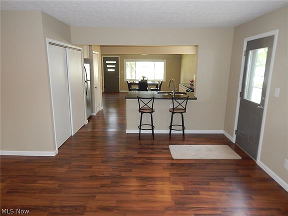 5th image of 572 Woodmere Dr