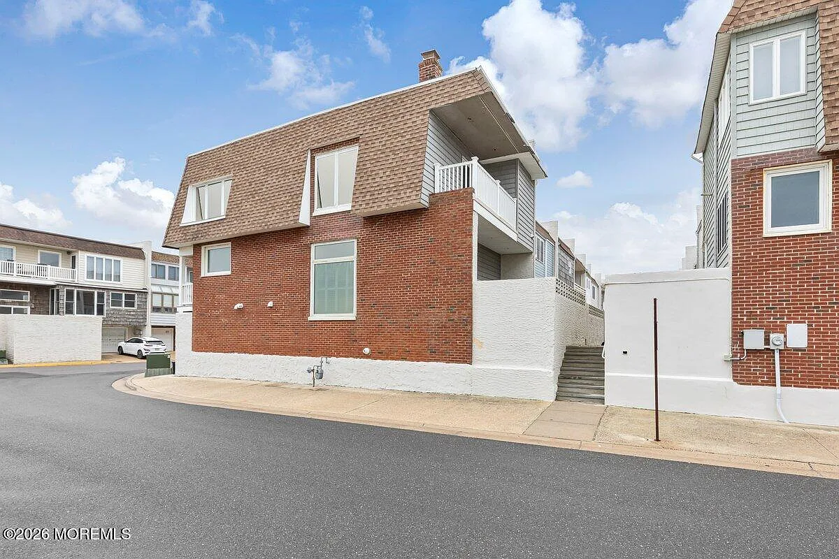 2 bed, 2.5 bath, $13,000 — Photo 2