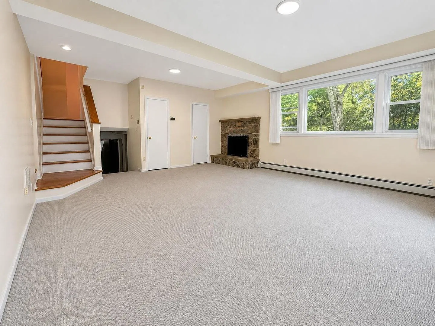 Spacious 4 Bed / 3.5 Bath Scarsdale Home With Bedroom Suites, Fireplace, Deck & Private Yard - Sh... — Photo 3
