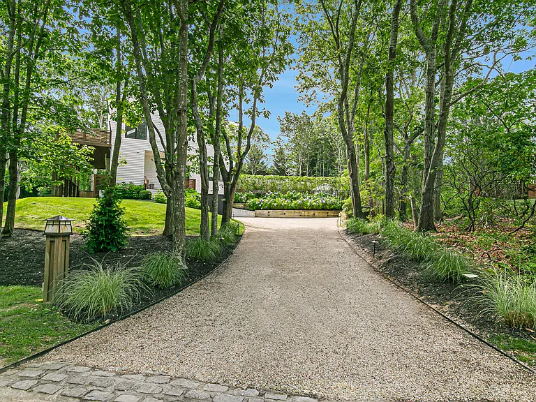 16 Breezy Dr — Photo 2
