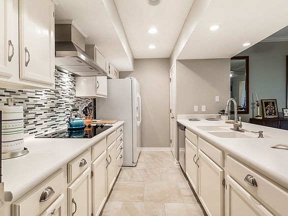 3rd image of 38 S Court Villa Dr