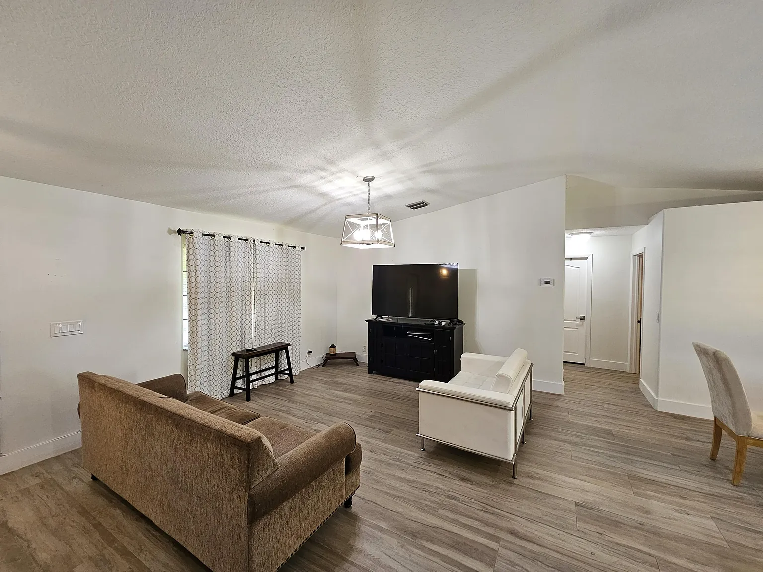 3 bed, 2.0 bath, 1379 sqft, $3,200 — Photo 4