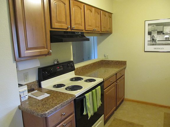 4th image of 3813 Cambridge Dr