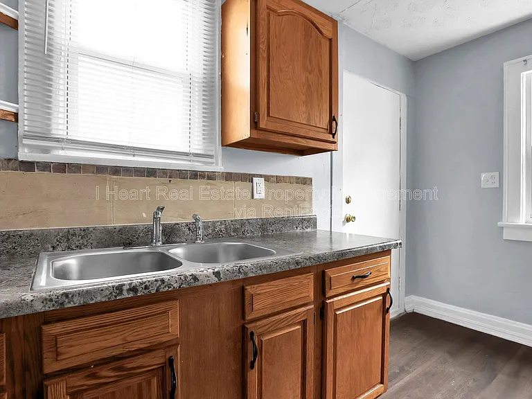 1026 Ellsworth Ave — Photo 11