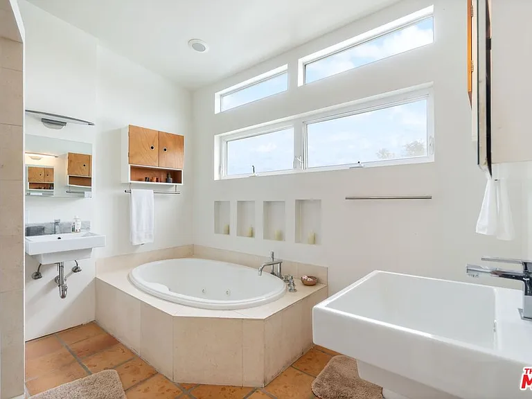 678 Broadway St — Photo 15