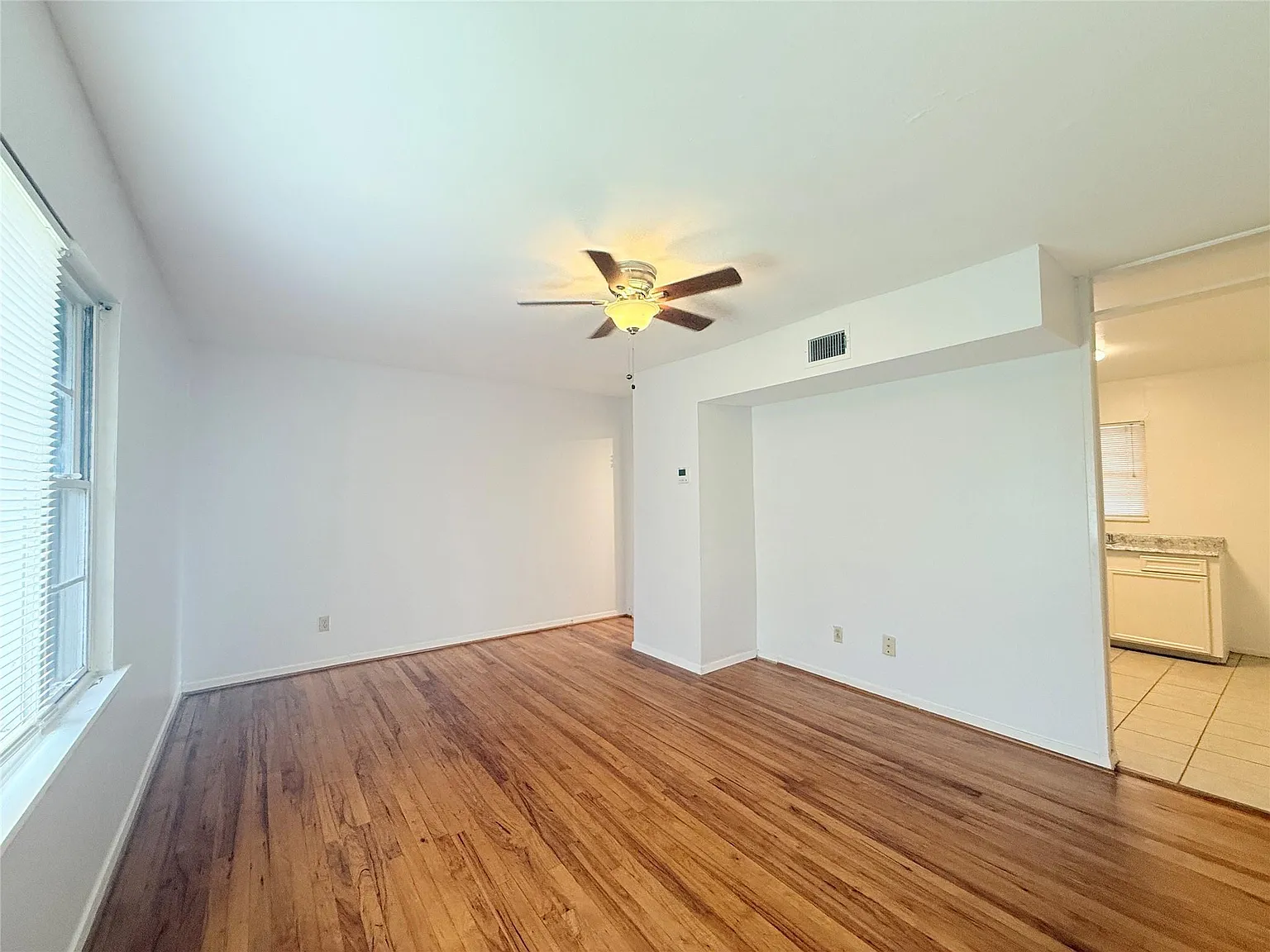 1 bed, 1.0 bath, 585 sqft, $1,100 — Photo 4