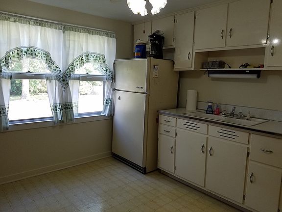 3rd image of 102 Cottington Dr