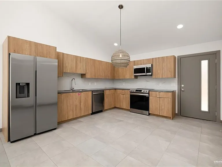 1316 E Hibiscus Ave — Photo 4