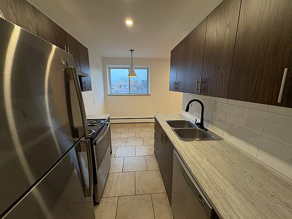 5th image of 21 Balmoral Ave S #304