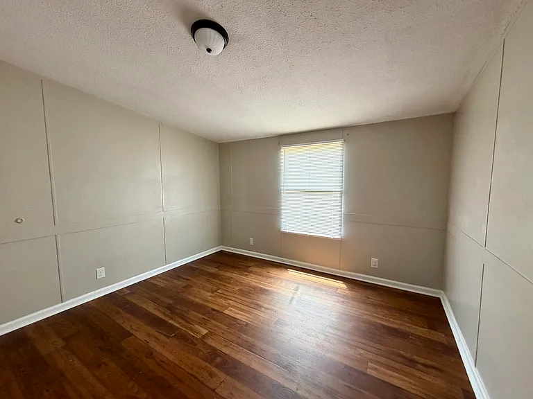 44 English Ct — Photo 4