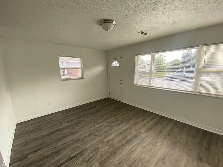 621 N Oxford St — Photo 4