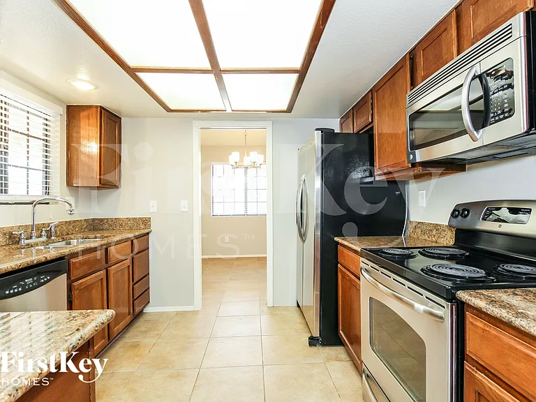 4323 E Beck Ln — Photo 6