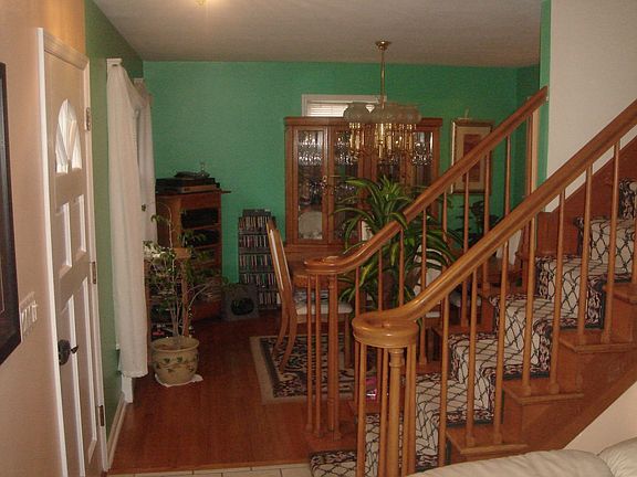 Entrabce and dining rm