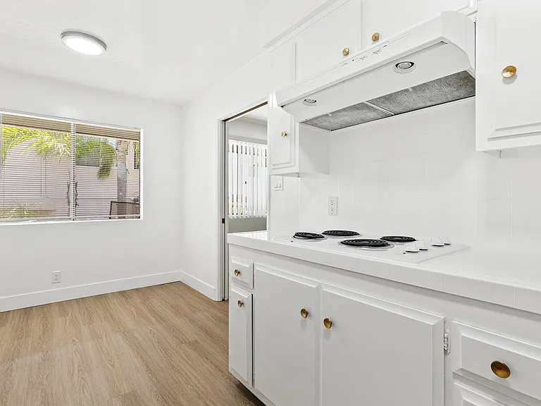 412 W Queen St #6 — Photo 8