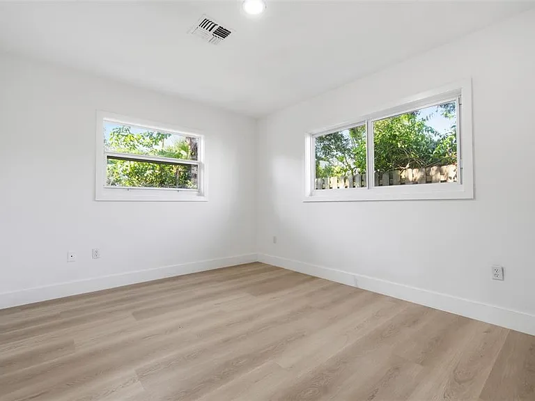 2317 Grove St — Photo 15