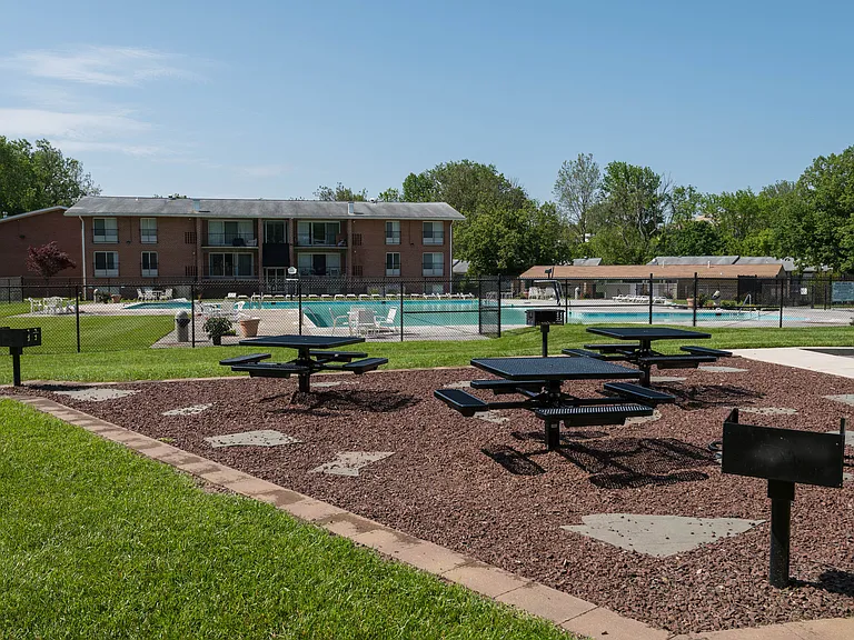 Hampton Manor Apartments & Townhomes — Photo 15