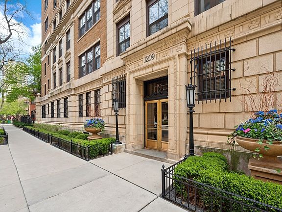 2nd image of 1209 N Astor St #15S