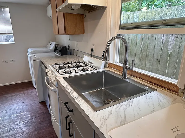 Legion Way SE — Photo 1