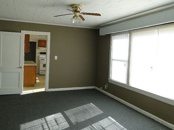 3rd image of 636 NW Palm Dr