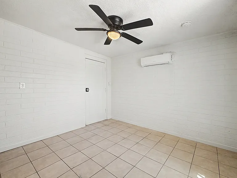 2433 E Cameron Vis — Photo 10