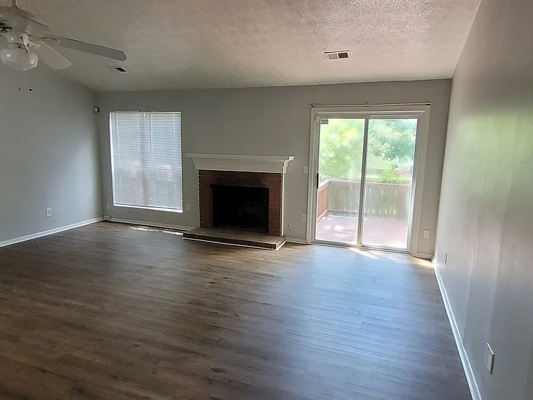 1217 Lakeview Xing — Photo 9
