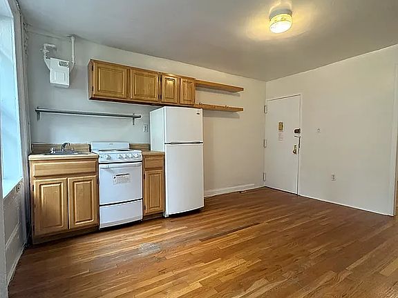 3rd image of 420 W 56th St APT 14