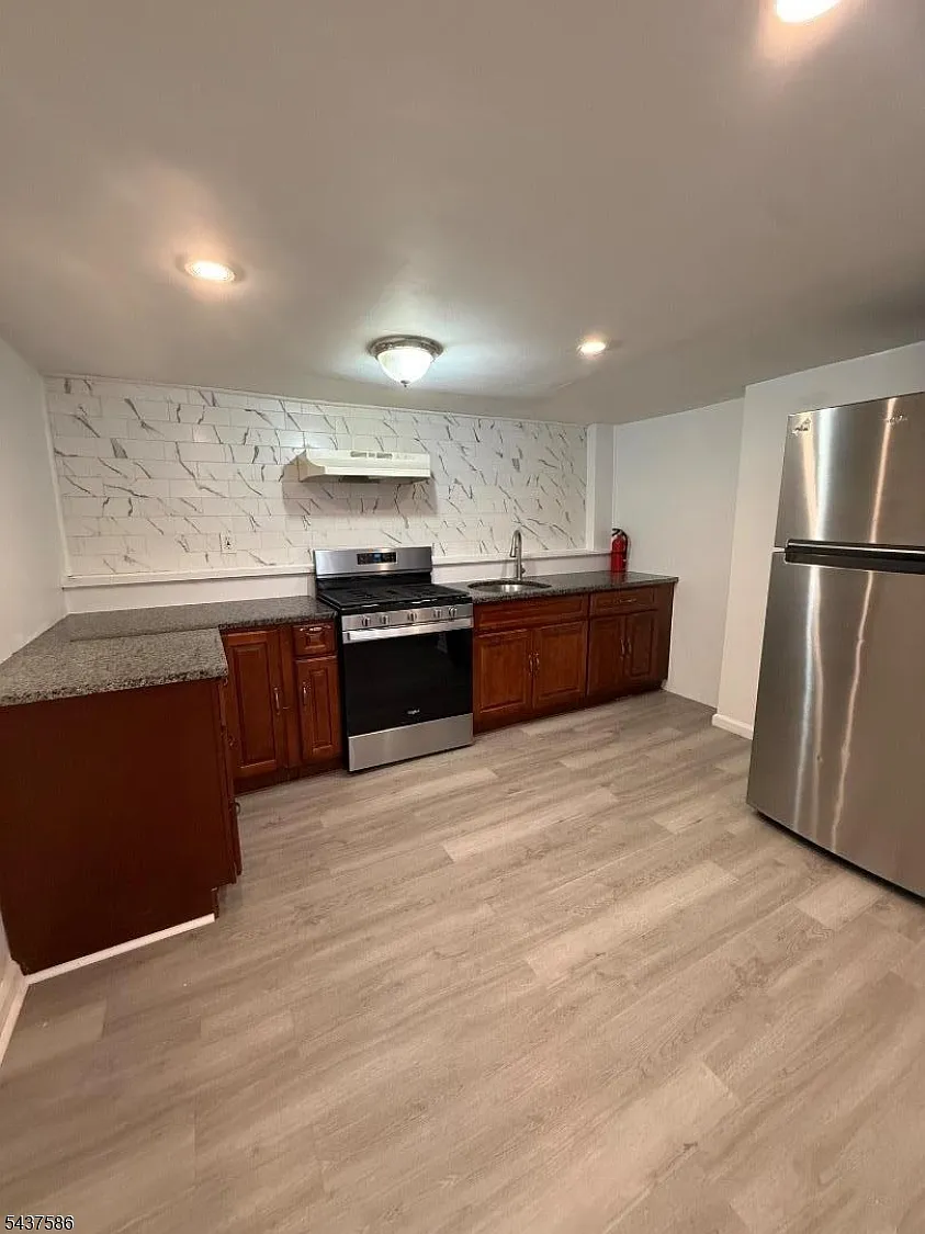 3 bed, 1.5 bath, $2,000 — Photo 3
