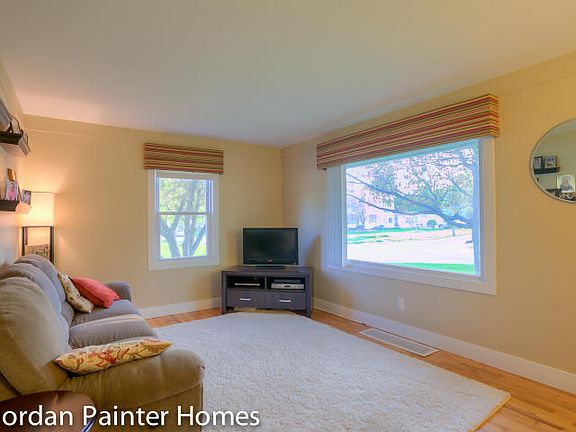 4th image of 610 Fairfield Ave NW