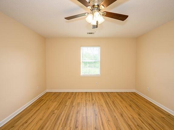 3rd image of 806 Edgebrook Dr