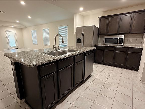 3rd image of 725 Emerald Dr