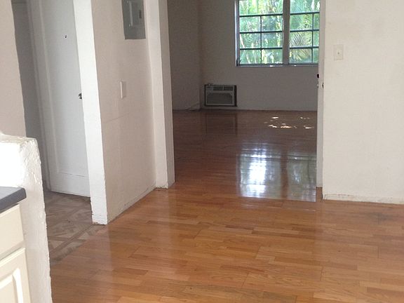 3rd image of 1354 Euclid Ave APT 9