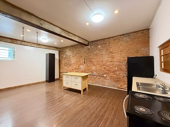 4th image of 321 King St E