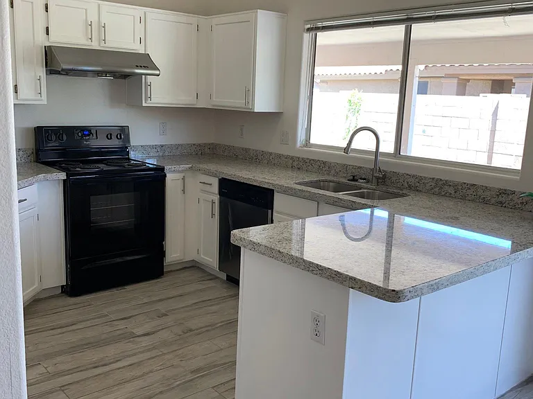 1031 N Blackstone Dr — Photo 4
