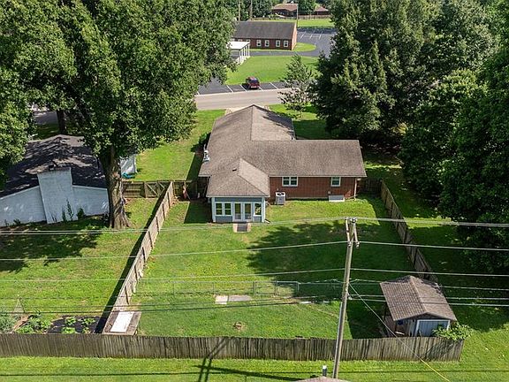 5th image of 900 Hawthorn Dr
