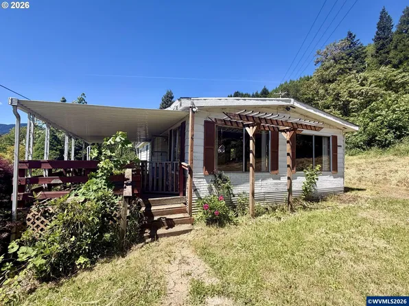 76582 Davis Rd, Oakridge, OR 97463