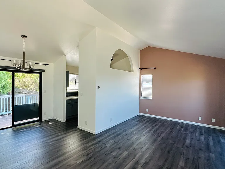 23460 Lakeridge Ave — Photo 6