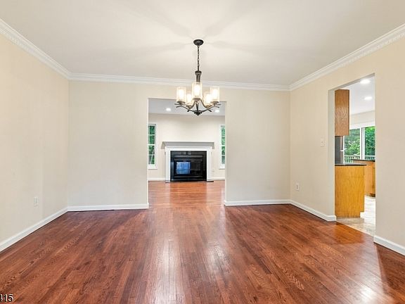 3rd image of 7 Shadowbrook Ln