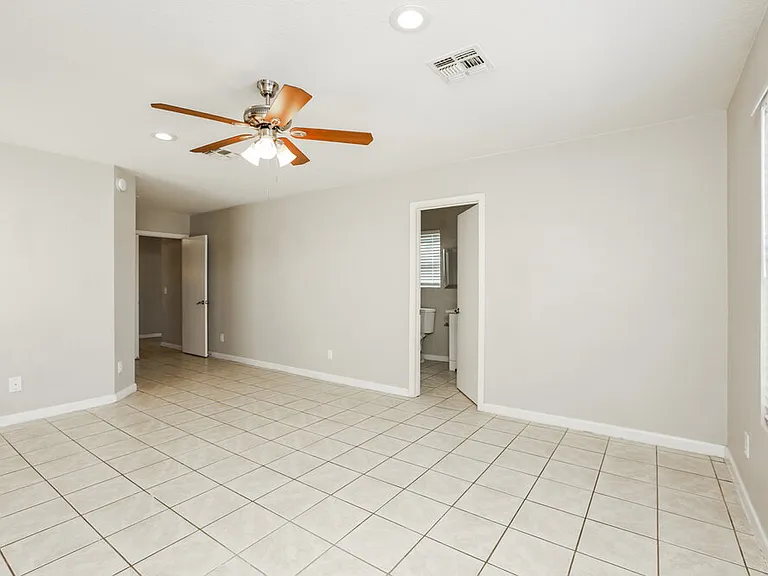 1552 E Maryland Pl — Photo 10