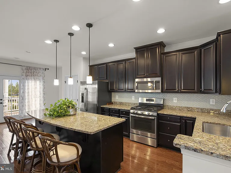 41690 McMonagle Sq — Photo 4