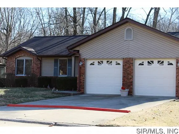 320 Bobbie Dr photo 1